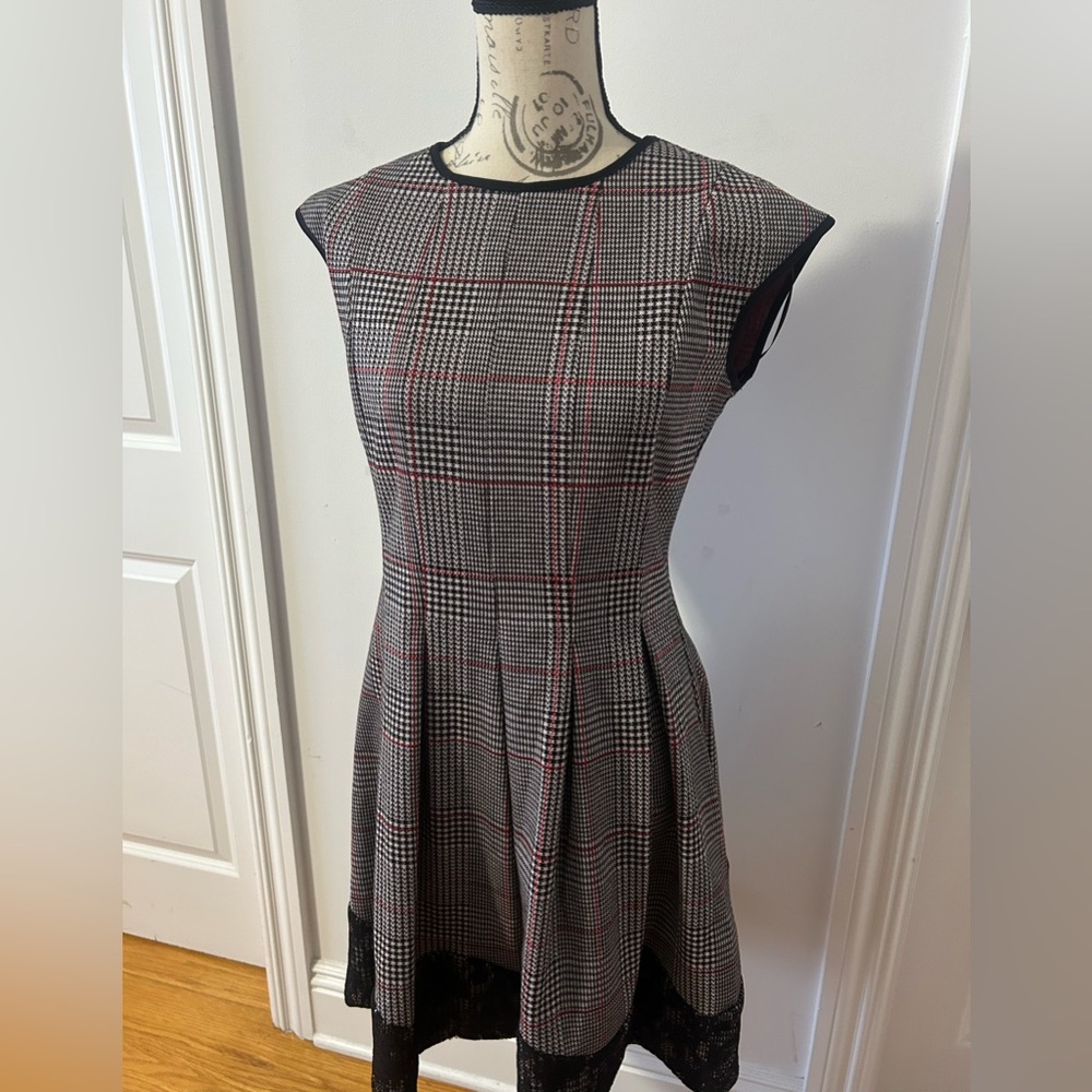 GABBY SKYE BLACK WHITE BLUE HOUNDSTOOTH PLAID BLACK LACE HEMLINE A-LINE DRESS